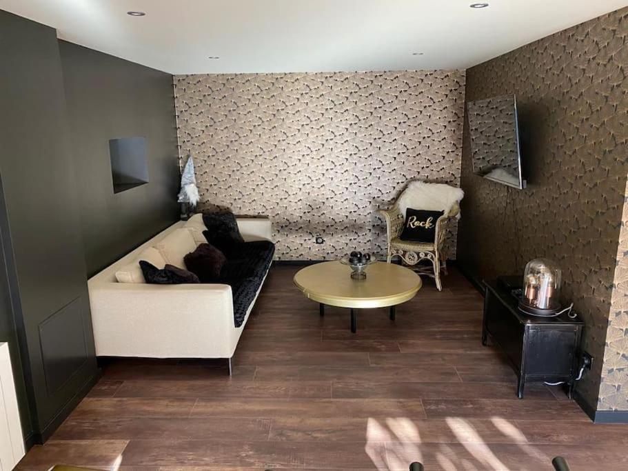 Ferme De Chenezeau - 15 Personnes , 7 Chambres ジェラールメ エクステリア 写真